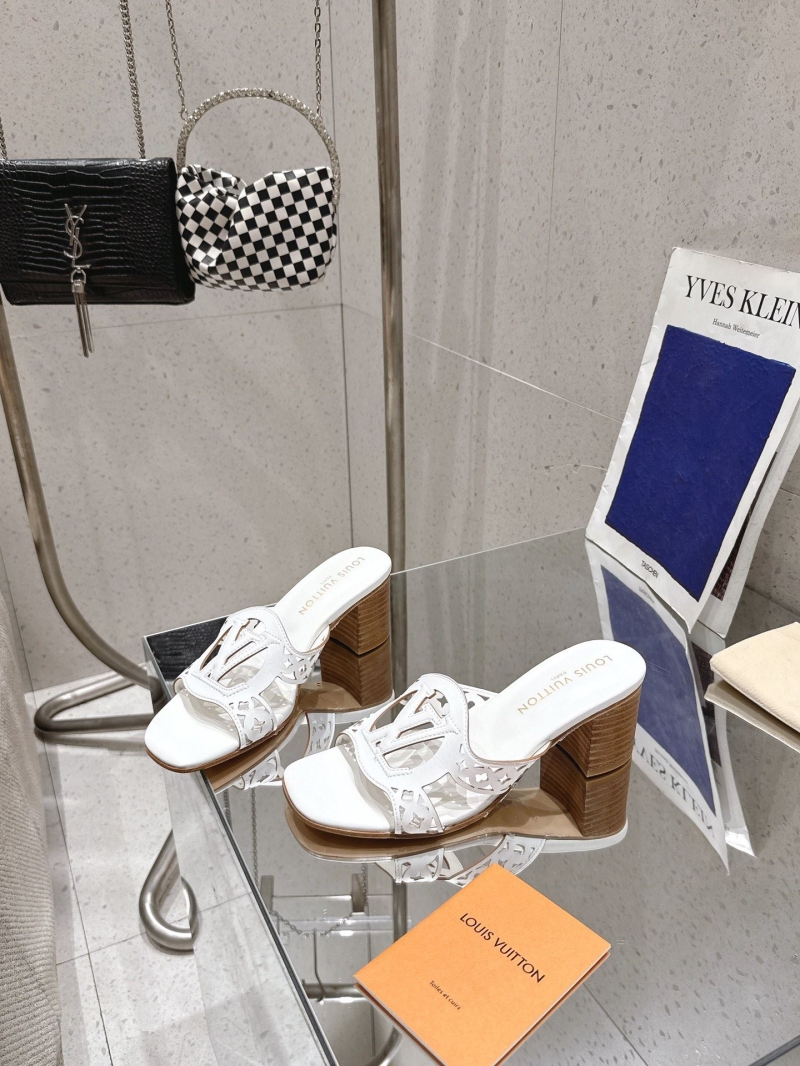 l0vis Vvtt0n slippers